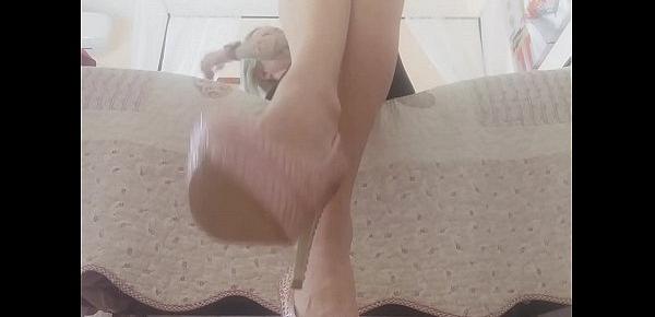  Mom really has beautiful and very tired feet. Do you want to massage and venerate them